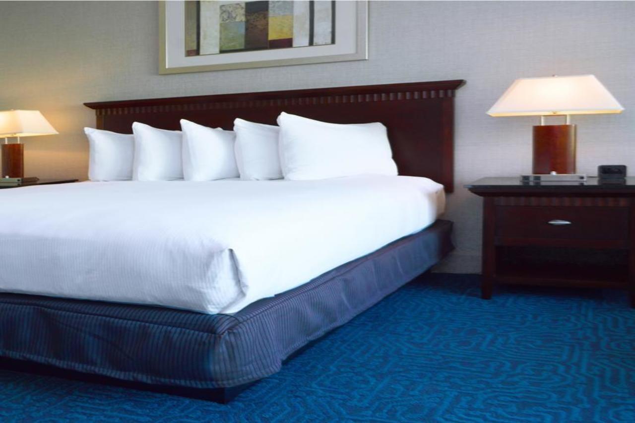 Doubletree By Hilton Newark-fremont 3* Newark