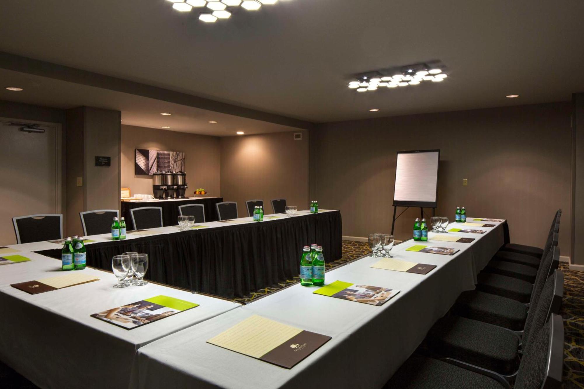 Doubletree By Hilton Newark-fremont 3*
